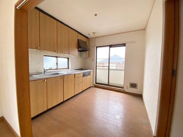 保土ヶ谷区峰岡町2丁目戸建てのキッチン|2階の居間リビングから見た独立型キッチンです。生活感の出やすいキッチンをリビングから見えにくくしてくれますよ。