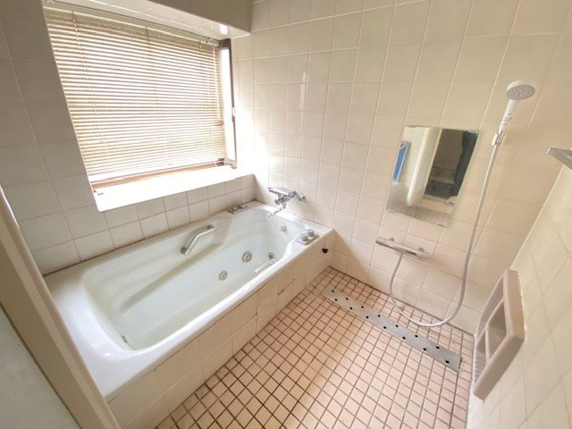 保土ヶ谷区峰岡町2丁目戸建ての浴室|大きな窓がある明るいお風呂です。