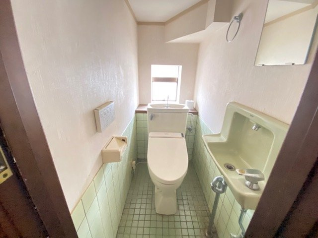 保土ヶ谷区峰岡町2丁目戸建てのトイレ|2階トイレには手洗いスペース付きです。