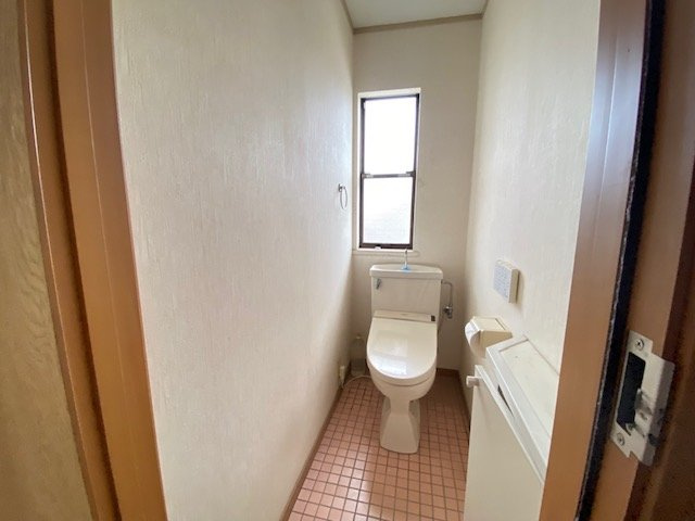 保土ヶ谷区峰岡町2丁目戸建てのその他|１階トイレ。温水洗浄便座のトイレ設備です。奥行きの有るゆったりしたスペースのトイレ空間です。