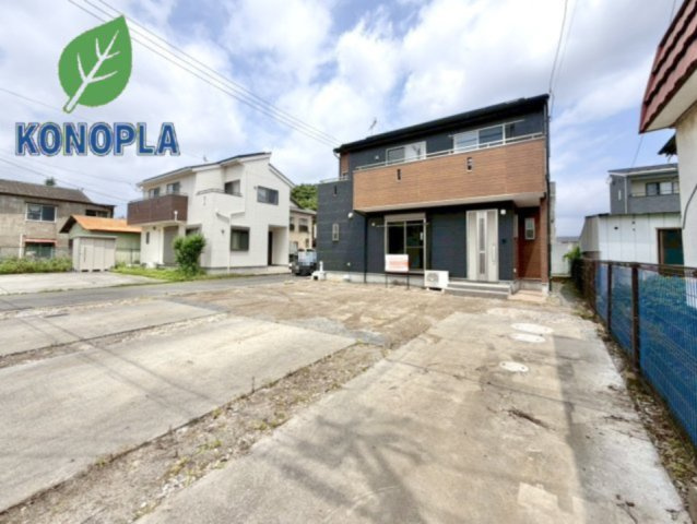 【中古戸建】太田市大原町の外観|■外観｜広々とした駐車スペースで楽々駐車可能！お買い物後もスムーズにお荷物を運べます♪