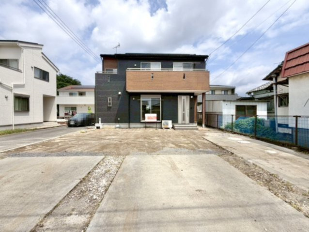 【中古戸建】太田市大原町の外観|■外観｜黒ベースの外観は重厚感のある落ち着いた色味が印象的で、シックで洗練された雰囲気とともに高級感を感じさせてくれます♪