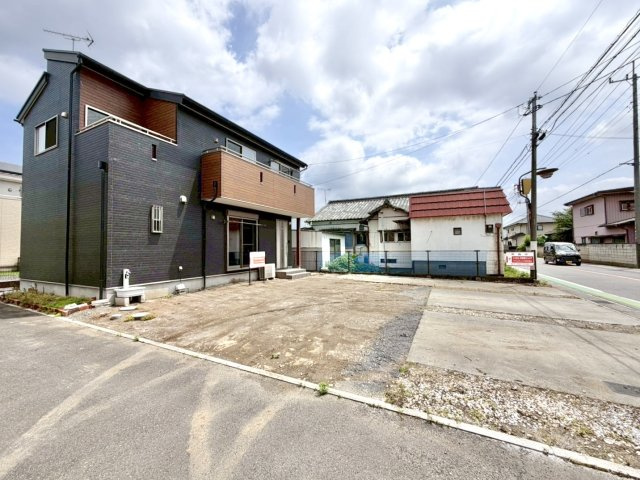 【中古戸建】太田市大原町の外観|■外観｜光の当たり方によって陰影が美しく際立ち、時間帯ごとに異なる表情を楽しめる魅力があります。スタイリッシュで都会的な印象を与えつつも、シンプルで飽きのこない外観に仕上がっています。