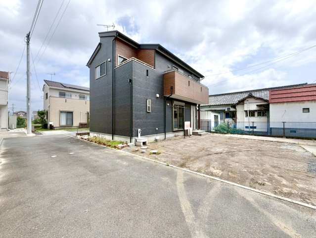 【中古戸建】太田市大原町の外観|■外観｜住宅街の中でも圧迫感が少なく、のびのびとした暮らしが叶う立地となっています。
