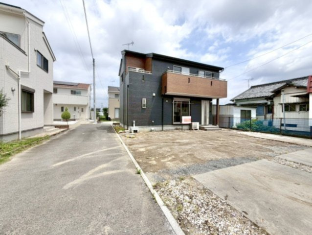 【中古戸建】太田市大原町の外観|■外観｜周囲の見渡しが良く、車の出入りの際も安全確認がしやすいため、小さなお子様がいるご家庭でも安心です♪