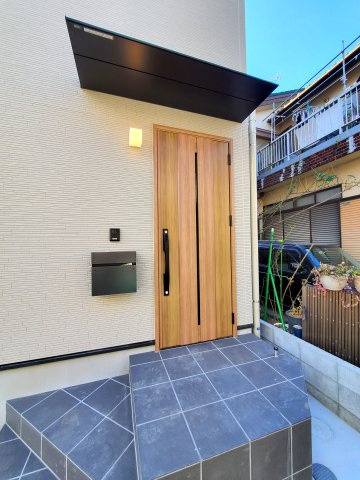 八潮市　木曽根　新築戸建　全1棟の玄関|施工例です