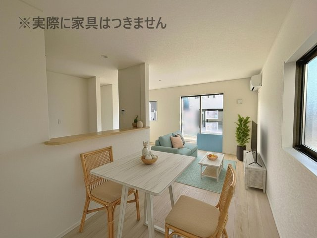 新築戸建・新築建売　喜多方市常盤台第3　松山小・第二中の居間・リビング|画像はバーチャルホームステージングの加工による演出で、実際の家具は付きません。