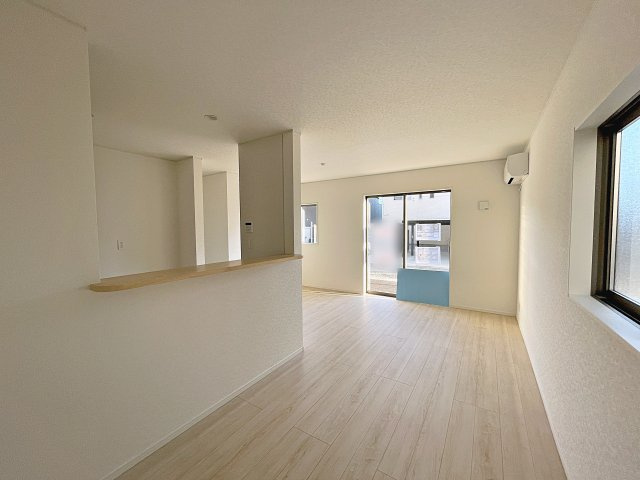 新築戸建・新築建売　喜多方市常盤台第3　松山小・第二中の居間・リビング|15.5帖のLDKはエアコン付きで快適です！南側の大きな窓から日差しが入り明るいくつろぎの空間です！