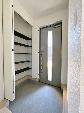 新築戸建・新築建売　喜多方市常盤台第3　松山小・第二中の玄関|大容量のシューズボックスがあり収納豊富な玄関スペース。玄関ドアから日差しが入り明るいです！