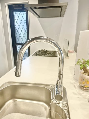 明石市藤が丘1丁目のキッチン|デザイン性の高い水栓♪ヘッドが引き出せるシャワー水栓でシンク掃除ラクラク♪