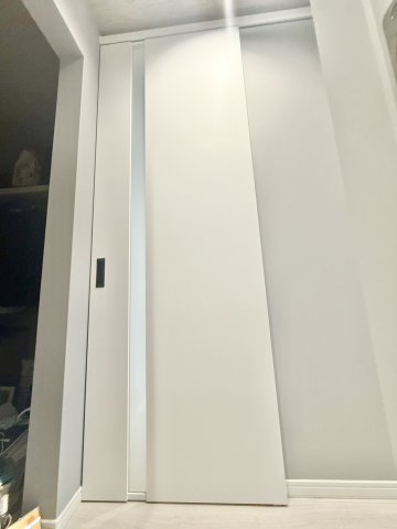 明石市藤が丘1丁目の内装|リビングドアが、天井までのハイドアで、部屋が広く感じます♪