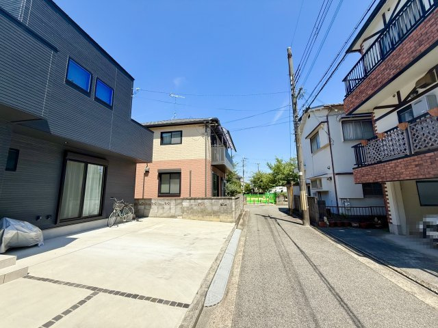 明石市藤が丘1丁目の前面道路含む現地写真|駐車スペース並列2台可！ゆったり停められます♪前面道路も広々♪