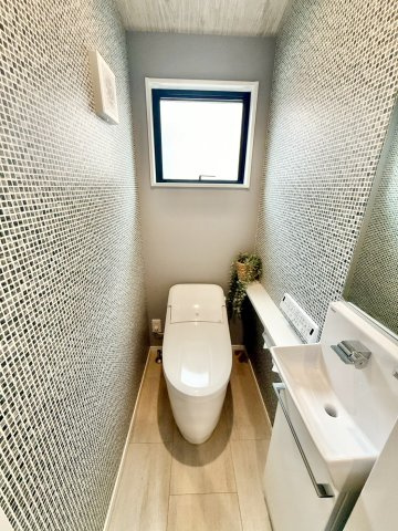 明石市藤が丘1丁目のトイレ|便座のふたは、自動開閉機能付き♪各階にトイレがあると、来客時にも気兼ねなく使うことができます！
