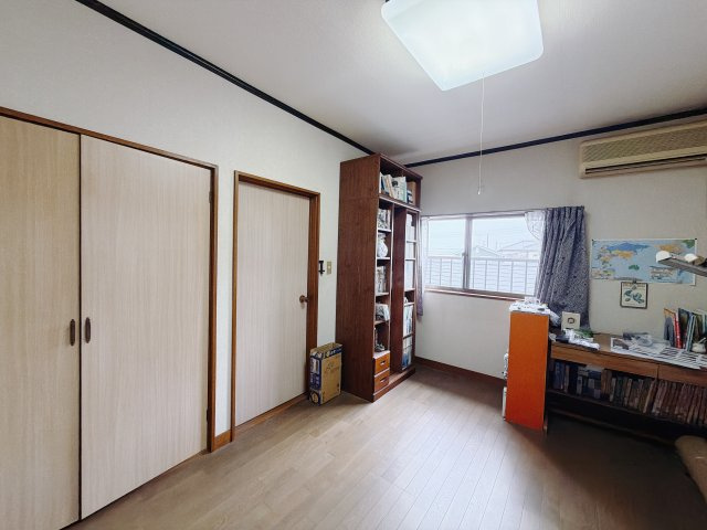 【中古戸建】高崎市新町の洋室|■洋室｜洋室には大きな窓をご用意しています。日中はあたたかな日差し差し込み自分時間も充実できますね＾＾