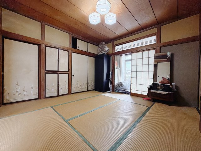 【中古戸建】高崎市新町の和室|■和室｜和室でしか味わえない畳ならではの香りや素材で和のやすらぎを感じてください♪休日はお子様とお昼寝するのにも最適です！