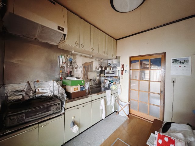 【中古戸建】高崎市新町のキッチン|■キッチン｜収納も沢山ついていますので、増えていく調理器具もしっかり収納できます！