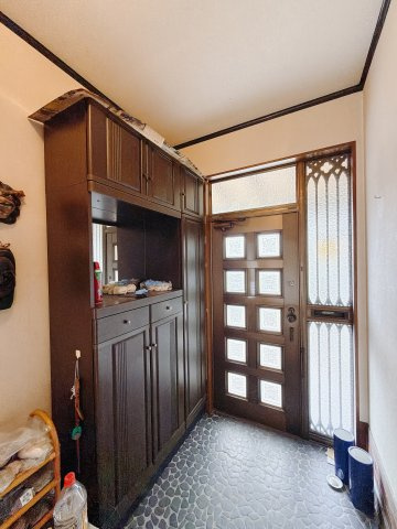【中古戸建】高崎市新町の玄関|■玄関｜ご家族の靴がたくさんしまえる下駄箱付き。お子様の靴がこれから増えても安心な大きさです。