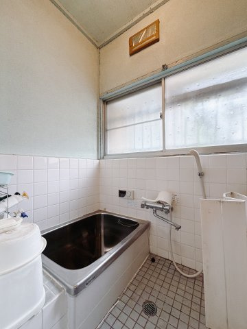 【中古戸建】高崎市新町の浴室|■浴室｜大きな窓付きの浴室になってます♪換気もしっかりできますので、常に綺麗を保てます♪
