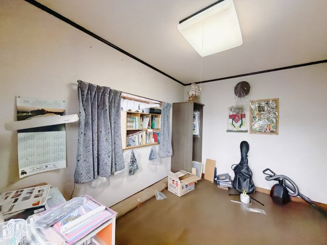 【中古戸建】高崎市新町の洋室|■洋室｜ナチュラルカラーの床です。模様替えなどとても楽しく工夫できます♪陽当たり、風通しもとても良いので毎日快適な生活スタートです！子供部屋にも良いですね♪