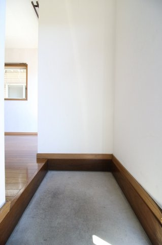 クレストコートBのエントランス|建物の内部です