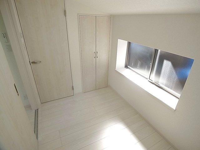 神戸市兵庫区東出町３丁目のテラスの内装|白いフローリングタイプで綺麗