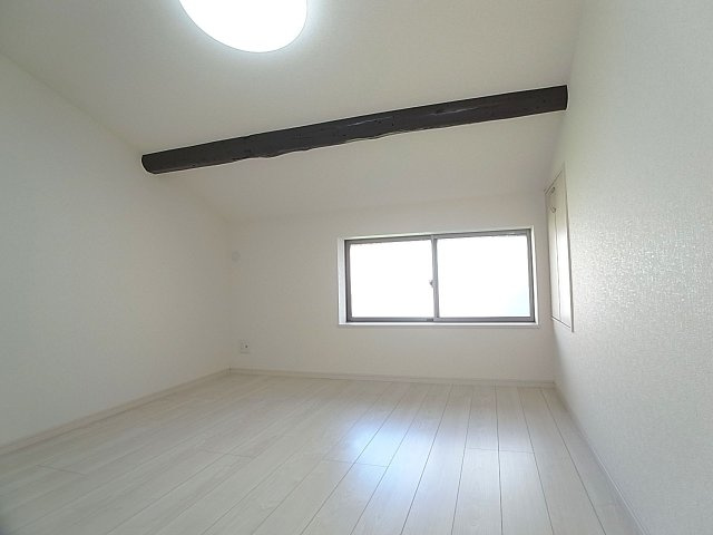 神戸市兵庫区東出町３丁目のテラスの内装|お洒落な天井の梁を利用した室内