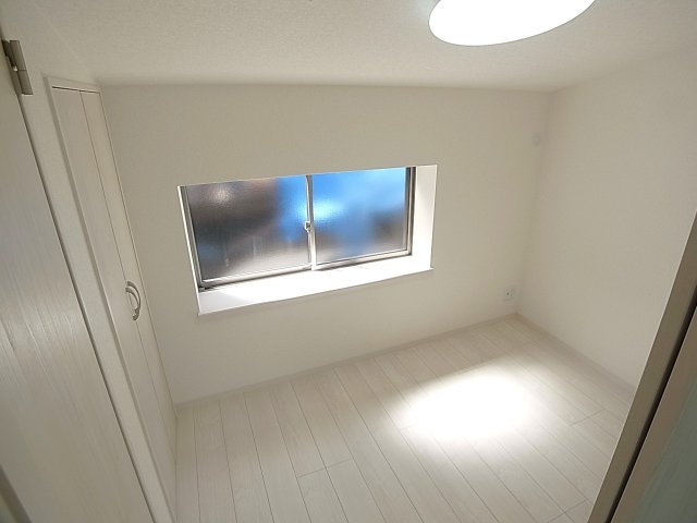 神戸市兵庫区東出町３丁目のテラスの内装|3.5帖の洋室も明るいです