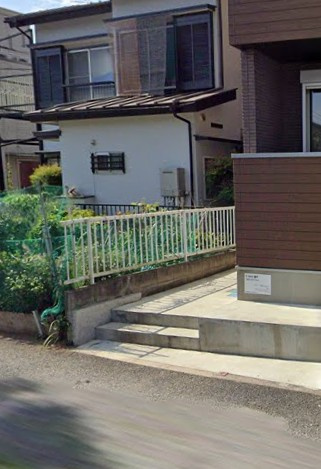 流山市大字東深井のアパートのエントランス