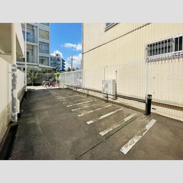 S-FORT神戸小河通の駐車場