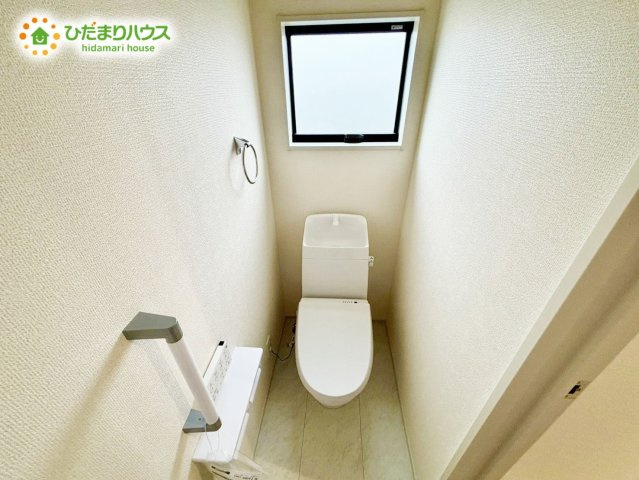 野田市木間ケ瀬2期　新築戸建　3号棟のトイレ|小窓が付いているので、トイレも明るい空間になっております♪							
