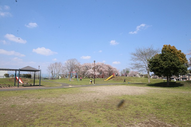 【周辺】 | 〈七ツ塚公園〉陽の光をたっぷりと浴びながら気持ち良く生活ができます。夢のマイホーム、夢ではなく実現出来ます！見学・ご相談などお気軽にご連絡ください♪