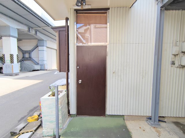 売中古戸建　静岡市駿河区新川１丁目の玄関|シンプルで使いやすい玄関アプローチ。