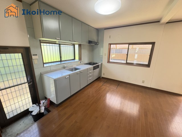 明石市魚住町金ケ崎　中古戸建のキッチン|【ホームページに現地動画掲載中】●年中無休：当日予約可●キッチンには小窓があり光が入り明るいです！