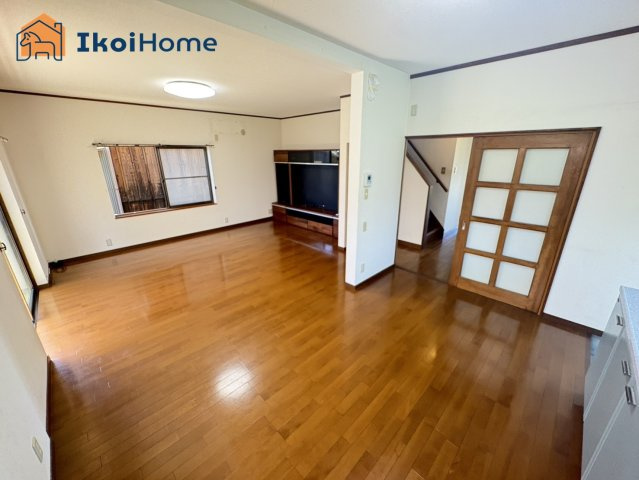 明石市魚住町金ケ崎　中古戸建の居間・リビング|【ホームページに現地動画掲載中】●年中無休：当日予約可●LDK15帖になります。2面採光で明るいです。