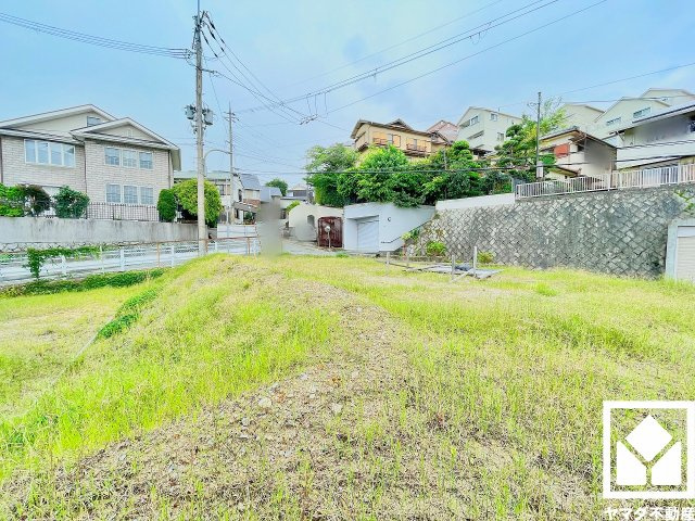西宮市仁川町６丁目の外観|北西側前面道路幅員約6.0mとゆったりとした広さがあるのでファミリーカー等の車の出入りもしやすい立地です。