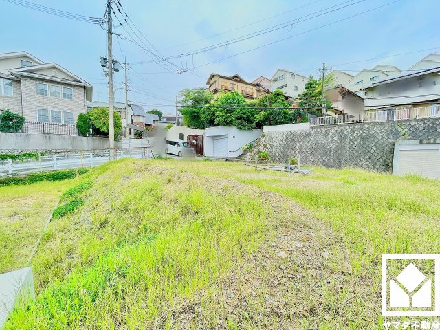 西宮市仁川町６丁目の外観|西側前道は通り抜けできない袋小路なので関係者以外の車通りが少なく、交通事故などのリスクを軽減できます。小さなお子様のいるご家庭でも安心感のある立地です。