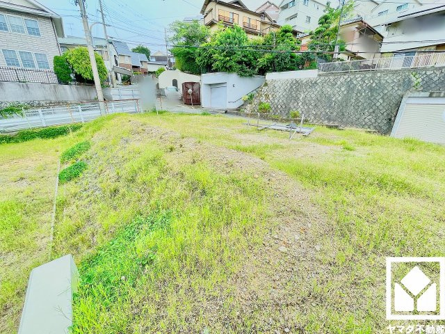 西宮市仁川町６丁目の外観|阪急バス「仁川高丸2丁目南」まで徒歩4分（約320m）の立地。日中の移動や週末のお出かけなど、ライフシーンに応じたスムーズな移動を叶える、ゆとりある住環境です。