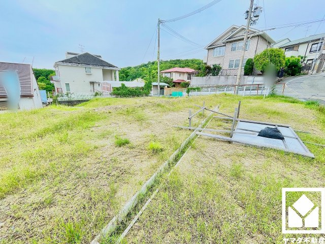 西宮市仁川町６丁目の外観|鉄棒やスプリング遊具がある「仁川高丸3丁目第2公園」まで徒歩4分（約300m）。車道から約25m離れた見通しの良い広場を備えており、お子様の飛び出しにも配慮しやすい環境で、子育て世帯の方にもお勧めです
