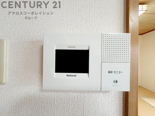 訪問者が来たときにテレビ画面で確認できるため、安心してドアを開けられます。録画機能があるものもあり、留守中に来訪者を記録しておくことができます。利便性が高く、セキュリティ面でも安心です。