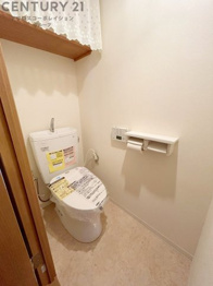 温水洗浄便座付トイレは温水洗浄機能により、暖かい水でおしりを洗浄することができ、冷たい水を使う従来の便座に比べ、温水洗浄機能で暖かいトイレを提供し、快適な使用を可能にします。