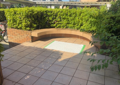 【中庭】 | レクセルマンション京王堀之内 | 中庭（パティオ）とは、一つの建築物の内部に設けられた、壁などで囲われている庭のことを指します。コの字型、ロの字型が主流ですが、L字型の中庭もあります。最近では、インテリア性の高さからも人気があります。