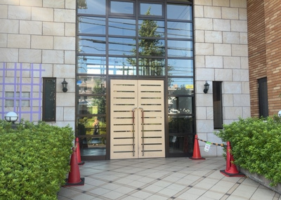 【エントランス】 | レクセルマンション京王堀之内 | マンションのエントランスには、もともと風よけや防犯の役割がありますが、マンションによって宅配ボックスなどの設備が備わっている所もあります。日々の生活をイメージしながら生活しやすさをチェックしましょう。