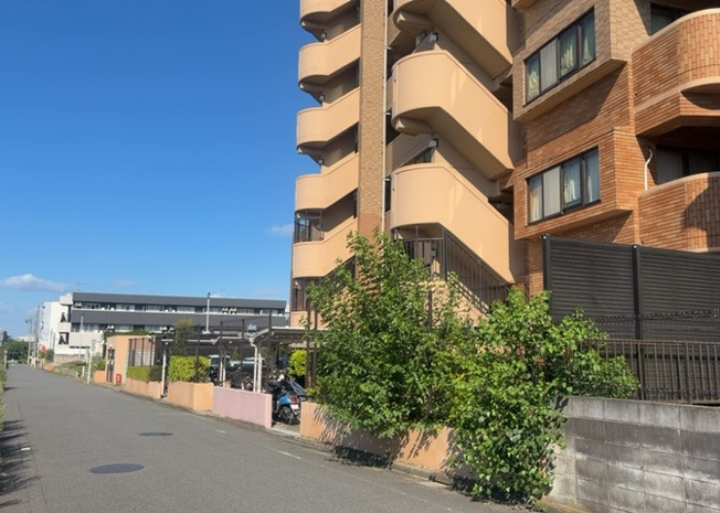 【外観】 | レクセルマンション京王堀之内 | 隣家の土地はどうなっているのか、生活利便施設が近くにあるのか、学校まで近いかなど、お客様のライフスタイルにあわせたイメージが重要です。また、近くにあると困る施設が近くにないかも確認するといいでしょう。