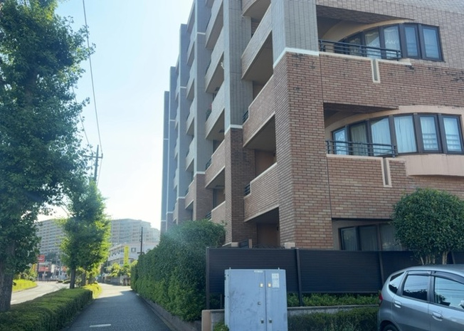 【外観】 | レクセルマンション京王堀之内 | 外観はマンション管理がされているかの目安になります。築年数が古いと、壁面は劣化してひび割れが生じることも！建物が古びていても細かいところが修繕されていると、きちんと管理されているなぁと感じるでしょう。