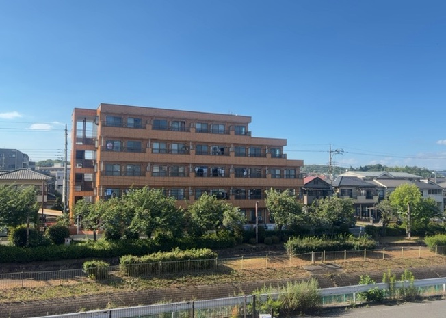 【展望】 | レクセルマンション京王堀之内 | 眺望の良さを楽しめるダイニングキッチンで家族団らんの時間を過ごしてはいかがでしょうか。バルコニーから見える景色を家族で眺める時間は、時間が経つのを忘れてしまいそうですね。是非、現地を見に行きましょう！
