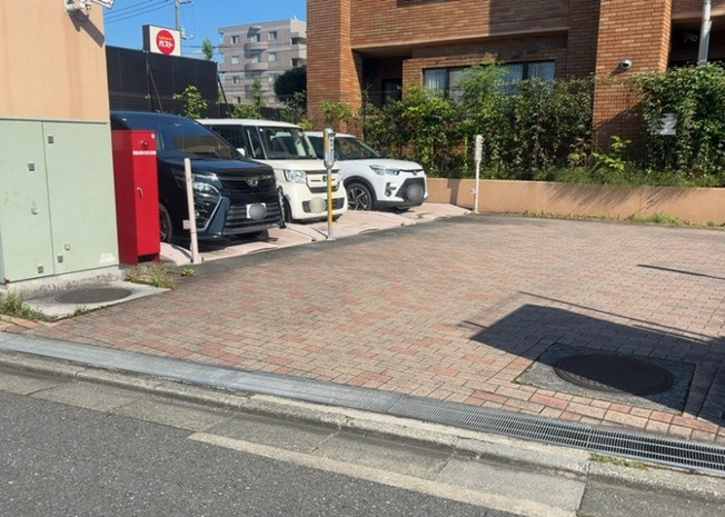 【駐車場】 | レクセルマンション京王堀之内 | 駐車場と明記されていても、最小スペースでつくられた駐車場だと大型車は駐車できなかったり、出入りしにくくなったりする可能性があります。お車のサイズと購入したい物件の駐車場のサイズを現地で確認しましょう。