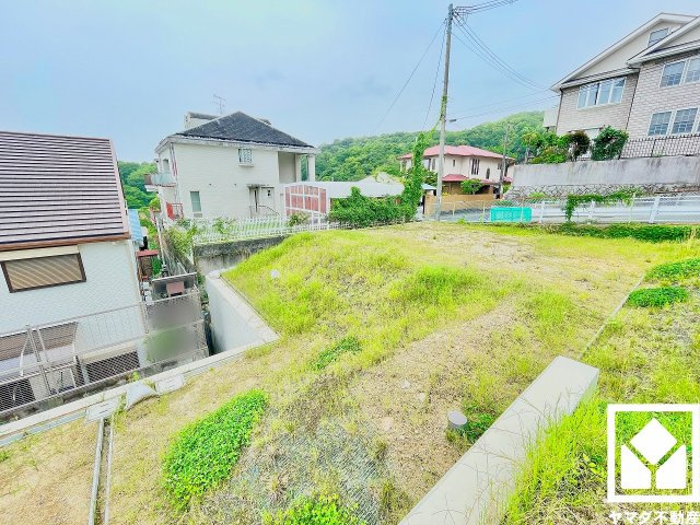西宮市仁川町６丁目の外観|前面道路幅員約6.0mとゆったりとした広さがあるのでファミリーカー等の車の出入りもしやすい立地です。