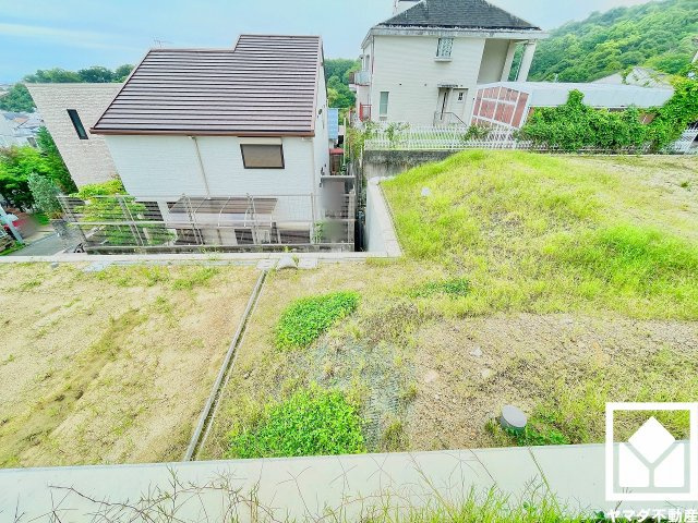 西宮市仁川町６丁目の外観|前道は通り抜けできない袋小路なので関係者以外の車通りが少なく、交通事故などのリスクを軽減できます。小さなお子様のいるご家庭でも安心感のある立地です。