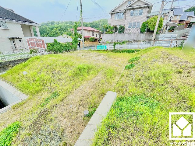 西宮市仁川町６丁目の外観|阪急バス「仁川高丸2丁目南」まで徒歩4分（約320m）の立地。日中の移動や週末のお出かけなど、ライフシーンに応じたスムーズな移動を叶える、ゆとりある住環境です。