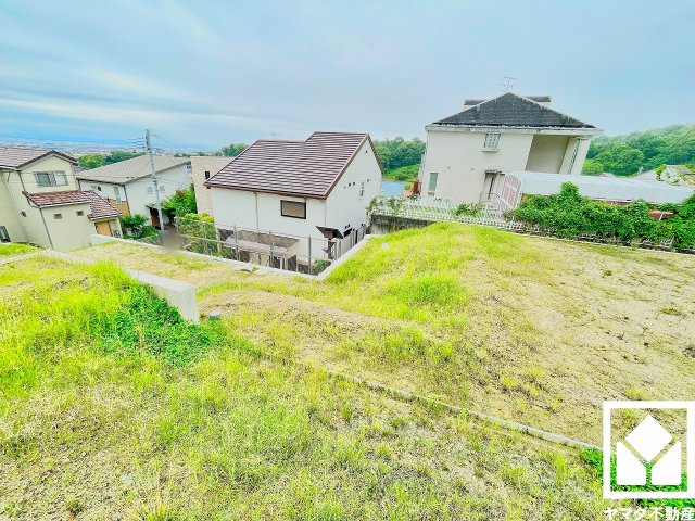 西宮市仁川町６丁目の外観|鉄棒やスプリング遊具がある「仁川高丸3丁目第2公園」まで徒歩4分（約300m）。車道から約25m離れた見通しの良い広場を備えており、お子様の飛び出しにも配慮しやすい環境で、子育て世帯の方にもお勧めです